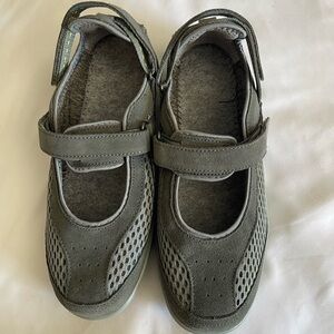 Gray Cushioned Sneakers with Breathable Mesh